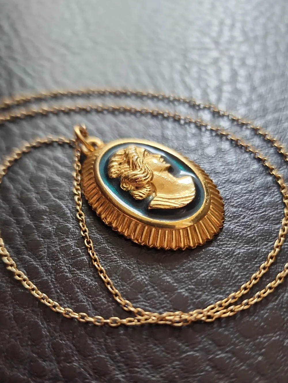 VTG Gold Cameo Pendant Necklace with Green Enamel Accent